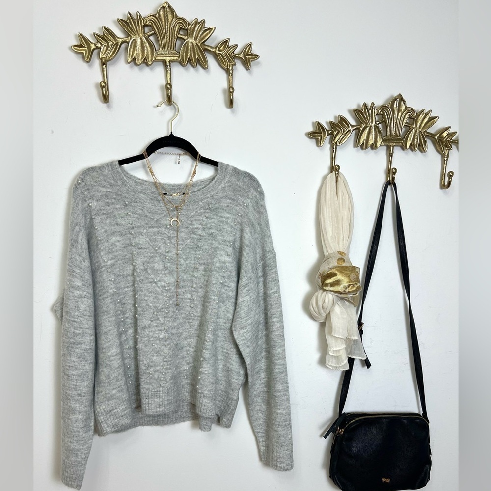 Grey and pearls soft sweater l ptp 23” l 25”